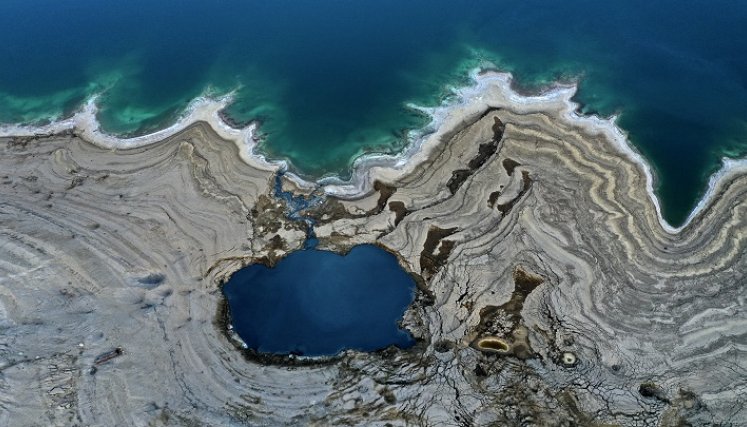 "El mar Muerto tiene un déficit de mil millones de metros cúbicos al año. /AFP