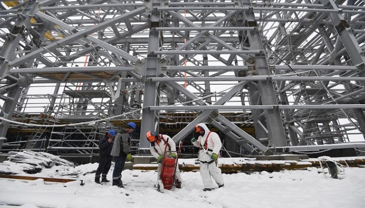 "La Unión Soviética no pudo desarrollar este yacimiento", explicó Kazikaiev frente a la planta, cuya construcción comenzó en 2019 y debe concluir en 2022./AFP