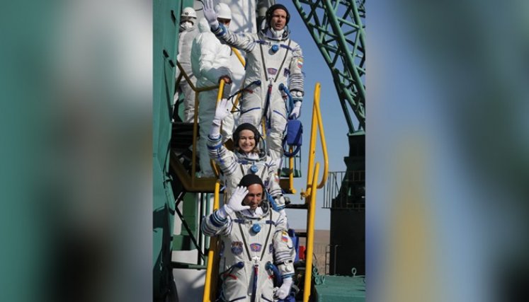 Despega nave para grabar película en el espacio