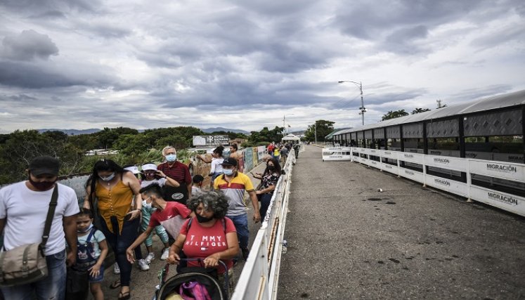 Por la frontera de Táchira, el paso más importante del país, se estima en principio que crucen "15 gandolas diarias de Colombia a Venezuela". /AFP