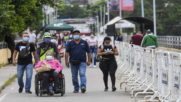 Aunque las autoridades venezolanas retiraron los contenedores que estaban sobre los puentes internacionales, la frontera no fue reabierta como era lo esperado por todos. /AFP