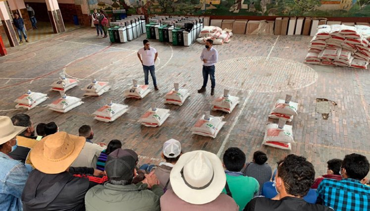 El alcalde de Labateca, Wilden Fabián Capacho entregó los elementos a los campesinos. Foto: Cortesía/La Opinión. 