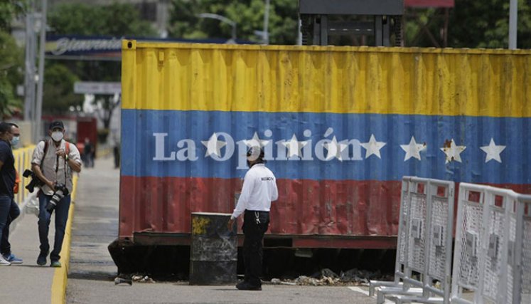 Retiran el ultimo contenedor del puente internacional Simón Bolívar.