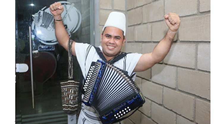 Villafañe, vestido con su manta blanca, gorro, mochila y abarcas, inició tocando el acordeón a los 13 años de edad