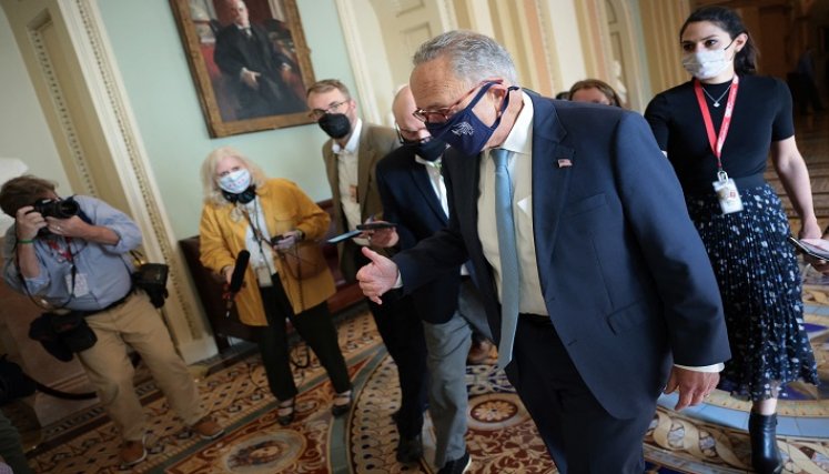 el líder demócrata del Senado, Chuck Schumer, anunció la "buena noticia" de un acuerdo entre las partes para subir el límite de endeudamiento./AFP