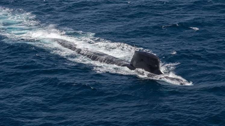 Escondido en un muelle fuertemente custodiado, un gigante de acero de 100 metros de largo emerge de las aguas del puerto de Toulon./AFP