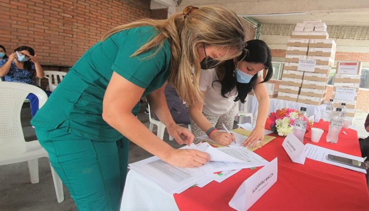  La directora de Salud, Martha Maldonado, recibió las 4.000 pruebas COVID-19. Foto: Cortesía/La Opinión.