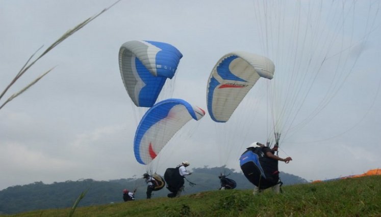 Los operadores de deportes extremos movilizan unos 300 turistas semanales. En la imagen, una práctica de parapente. /Foto: Cortesía / La Opinión 