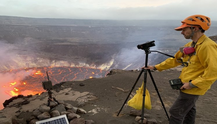 USGS tuiteó que el volcán estaba en "pleno apogeo" y ha elevado el nivel de alerta de Vigilancia a Advertencia.