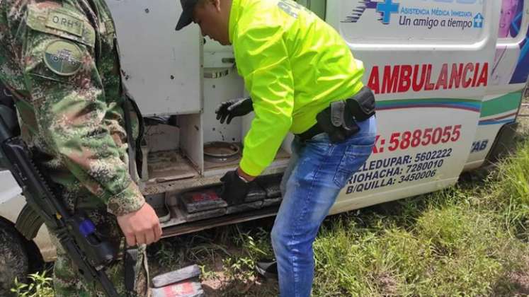 Los uniformados hallaron las panelas de droga camufladas. 