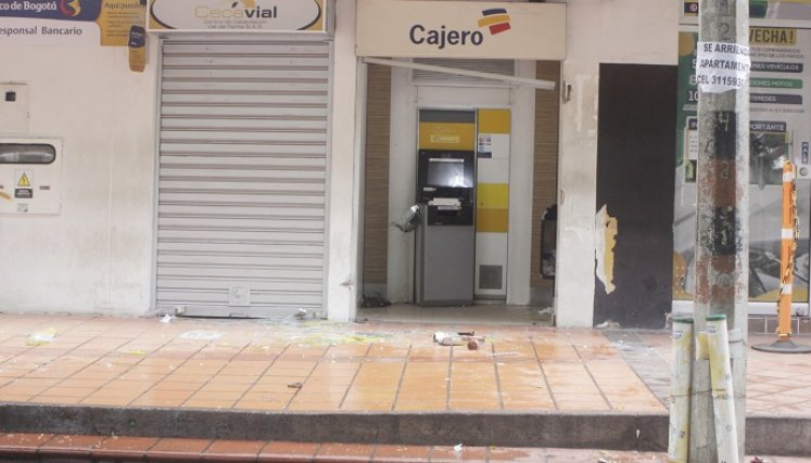 La estructura del cajero quedó afectada en el intento de extraerlo del lugar. 