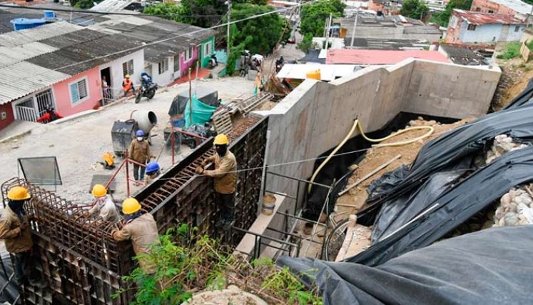 En la Victoria avanza la construcción de un muro de contención./Foto cortesía