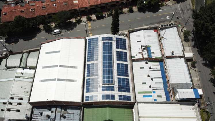 El almacenamiento y los sistemas fotovoltaicos aislados (energía solar) son soluciones ideales para que las compañías tengan un respaldo a la red convencional para cuando se presenten cortes o deficiencia en el servicio.