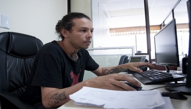 El biólogo y zooarqueólogo Raúl Valadez Azúa, del Instituto de Investigaciones Antropológicas de la UNAM y quien asesora al proyecto Xulo, observa imágenes del fósil. /AFP