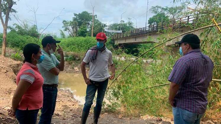 una comisión técnica evaluó ayer los daños en el puente./Foto cortesía