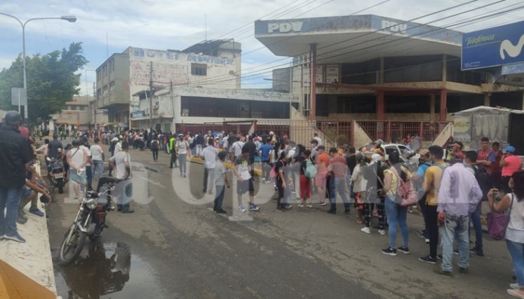 Sigue una gran multitud en espera de que pueda pasar a Colombia y cada vez se suman más ciudadanos. / Foto: Jonathan Maldonado