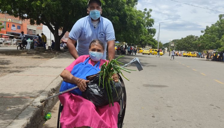 Silleros La Parada es una asociación integrada por ocho venezolanos que se ganan el sustento transportando pacientes, personas con discapacidad y de la tercera edad por el puente Simón Bolívar. / Foto: Leonardo Favio Oliveros