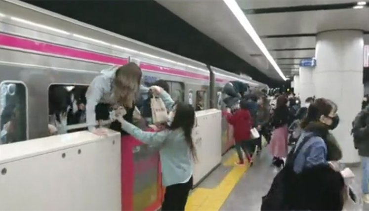 En un video colgado en Twitter se puede ver a varios pasajeros intentando huir del tren de la línea Keio a través de las ventanas.