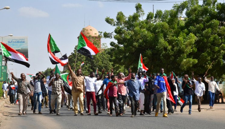 Los manifestantes antigolpistas sudaneses asisten a una reunión en la ciudad gemela de Omdurman, la capital, Jartum, para expresar su apoyo a la transición democrática del país que descarrilaron una toma militar y una represión mortal. / Foto: AFP