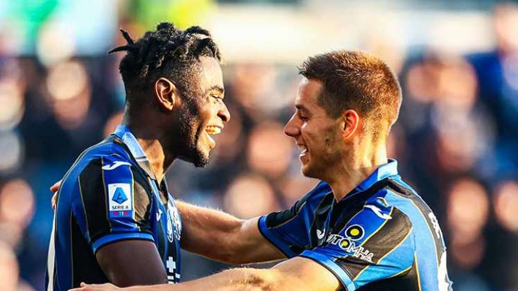 Duván Zapata celebra con uno de sus compañeros el gol que le anotó al Spezia