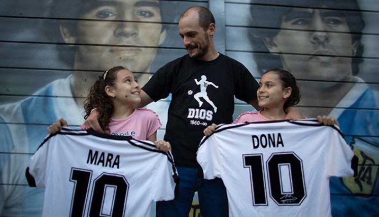 Mara y Dona Amado, las mellizas que conoció Maradona hace una década.