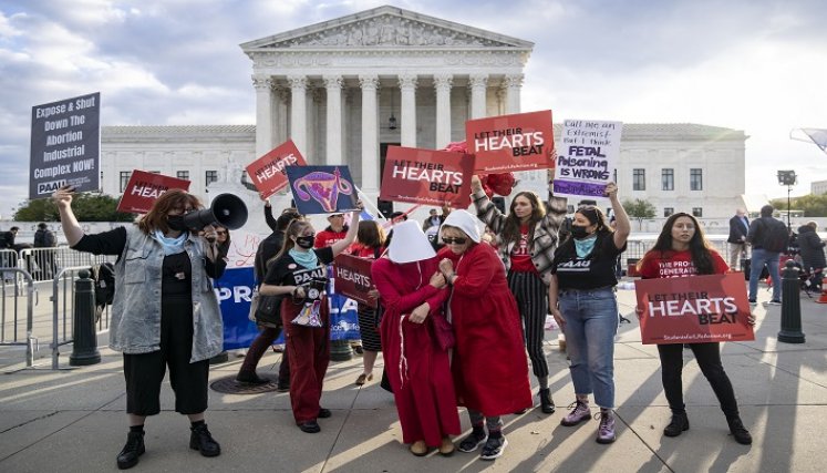 La Corte Suprema está escuchando argumentos en un desafío a la controvertida ley de aborto de Texas que prohíbe los abortos después de 6 semanas./ AFP