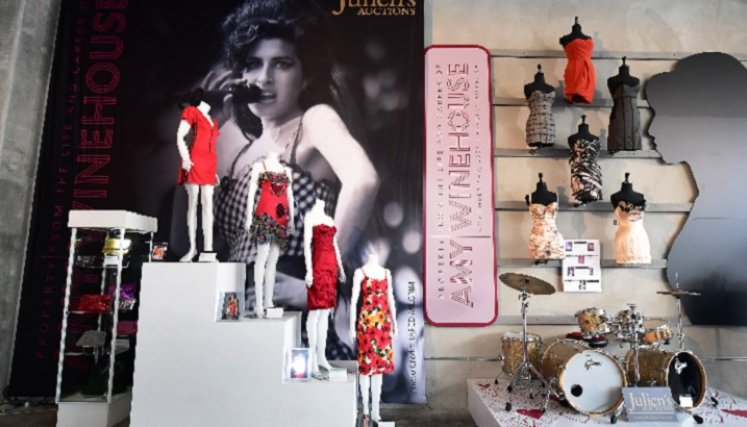 Vestidos y pertenencias de Amy Winehouse serán subastados 