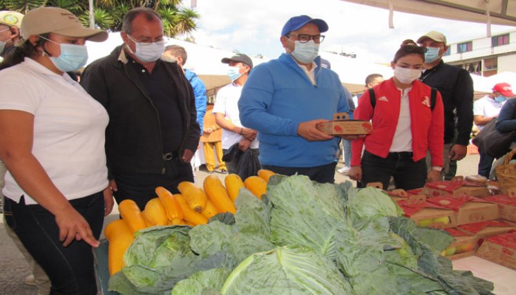 El gobernador, Silvano Serrano, pasó por cada uno de los puestos con productos de la región. Foto: Roberto Ospino/La Opinión.
