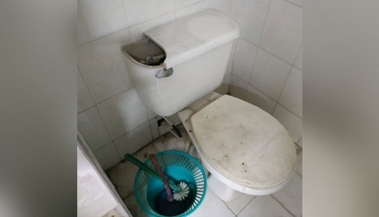 Las baterías sanitarias del plantel se encuentran en mal estado. / Foto: Cortesía