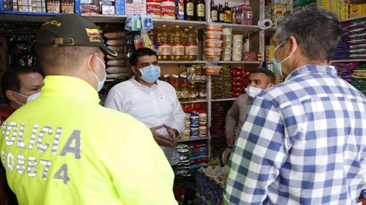 Las autoridades entregan recomendaciones a los comerciantes.