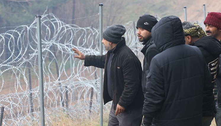 Cientos de migrantes desesperados están atrapados en temperaturas bajo cero en la frontera