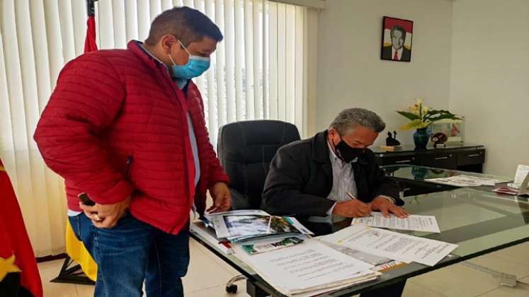 El alcalde Humberto Pisciotti Quintero con el secretario de Planeación, Carlos Parada, avanzan en la implementación del proyecto. Foto: Cortesía/La Opinión.