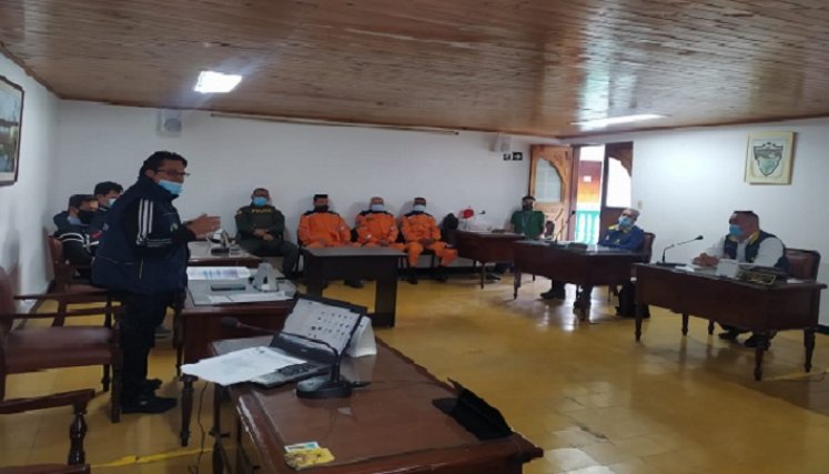 El ingeniero Jacipt Ramón, orientó a las autoridades de Chitagá sobre el funcionamiento del Sistema de Alerta Temprana.  Foto: Cortesía/La Opinión.