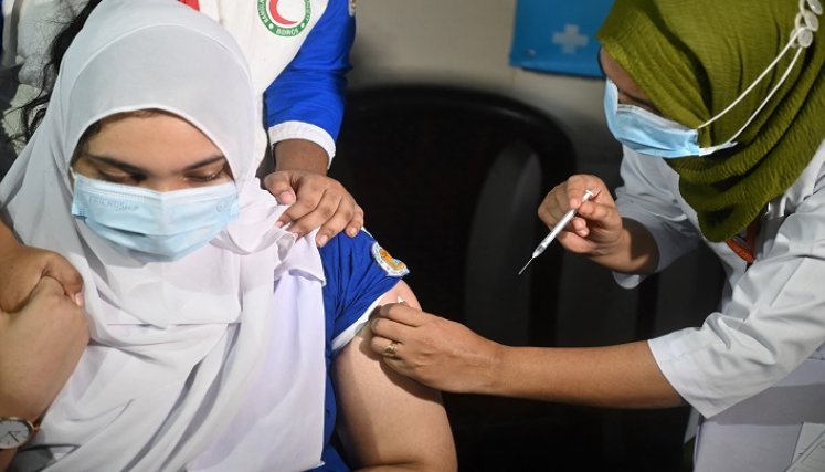 Estudiante recibe una inyección de la vacuna contra el coronavirus Covid-19 en las instalaciones de una escuela en Dhaka, India. /AFP