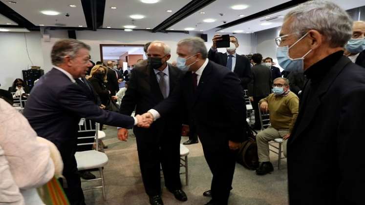 La intervención del presidente de Colombia, Iván Duque, y del expresidente Juan Manuel Santos tuvo como precedente, un saludo cordial entre ambos, minutos antes de empezar el encuentro./Colprensa