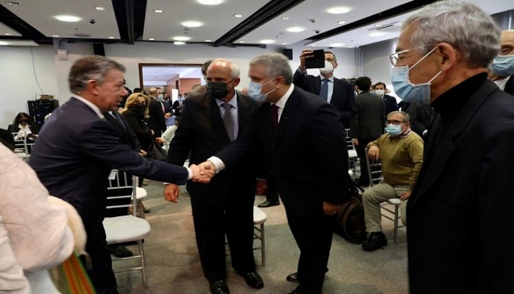 La intervención del presidente de Colombia, Iván Duque, y del expresidente Juan Manuel Santos tuvo como precedente, un saludo cordial entre ambos, minutos antes de empezar el encuentro./Colprensa