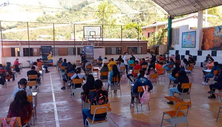 Hacienda inició en Pamplona la campaña para que los jóvenes conozcan el contrabando./Foto cortesía