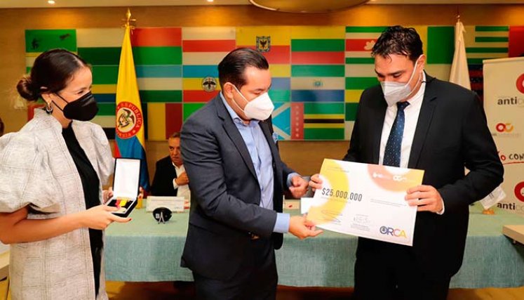 Oscar Gerardino recibe el premio por lucha anticontrabando./Foto cortesía