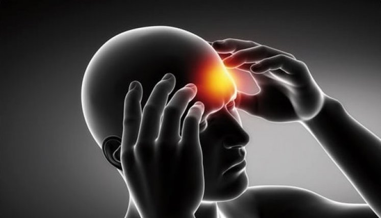 Es parecida a una migraña, y puede ser de distinta intensidad. 