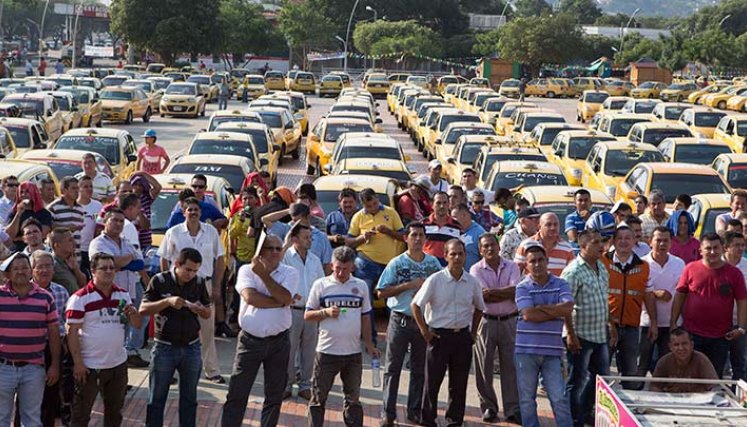 taxistas también reclamaron combatir la piratería./Foto archivo