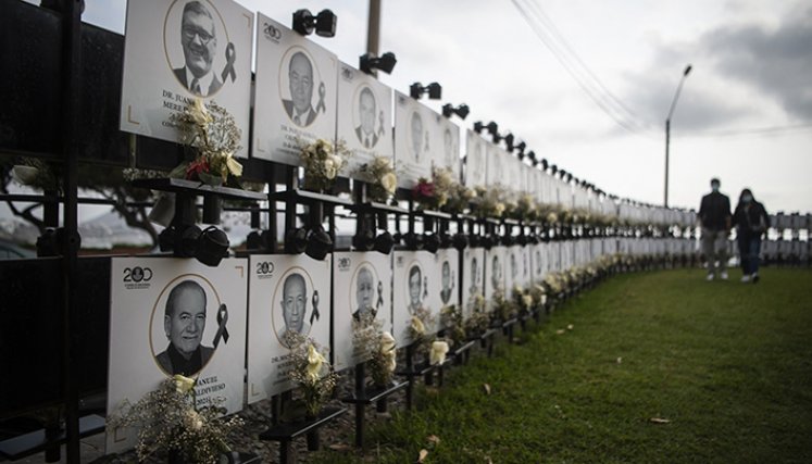 Monumento honra a 551 médicos mUertos por COVID