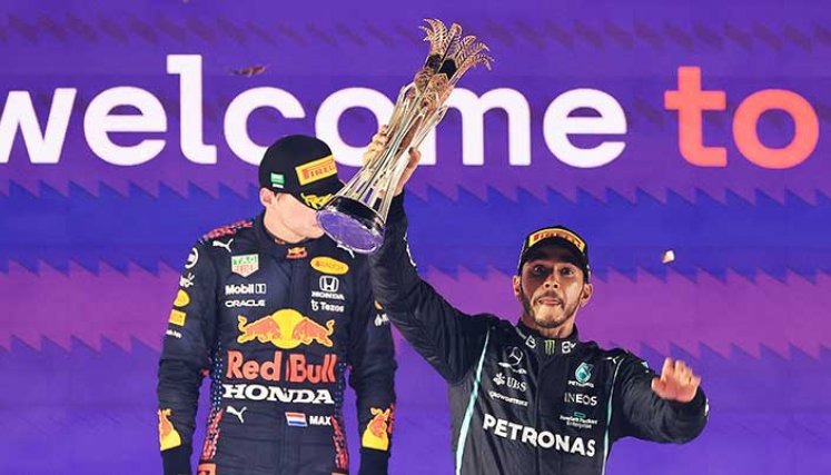 El británico Lewis Hamilton definirá el título de la Fórmula Uno en la última válida tras ganar ayer GP de Arabia Suadita.