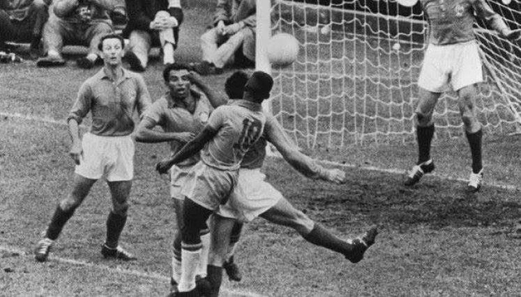 El Rey Pelé (10) una de las grandes figuras del fútbol mundial.