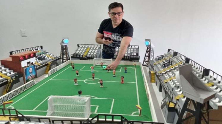   El proyecto consiste en un estadio o maqueta de fútbol con enfoque STEM que contiene una serie de dispositivos para el aprendizaje del pensamiento computacional./Foto: cortesía