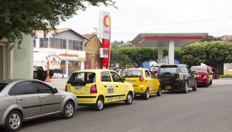 Cola en estaciones de gasolina