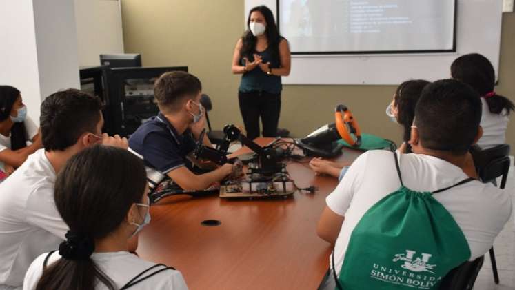 Estudiantes de la Institución Educativa Nuestra Señora de Belén y más de 400 bachilleres interesados en iniciar la vida universitaria conocieron presencial y virtualmente los programas académicos Unisimón./Foto: cortesía