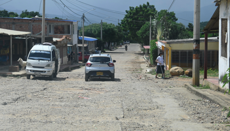 Las calles del barrio presentan deterioro y algunas están sin pavimentar. 