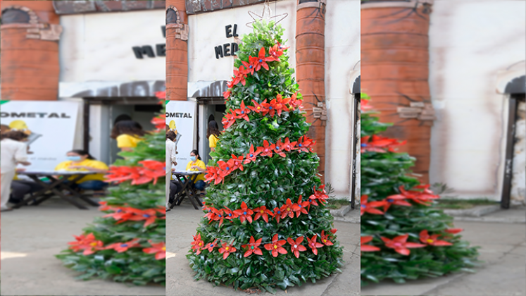 El árbol fue elaborado con 1.000 botellas de plástico