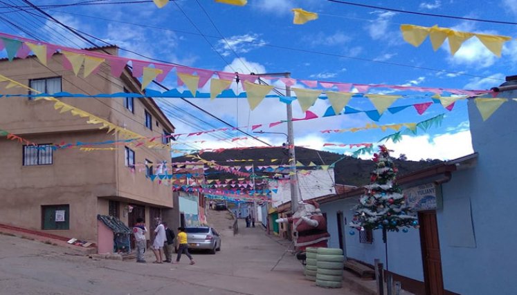 La comunidad adornó con cortinas las calles del barrio. Foto: Cortesía/La Opinión.