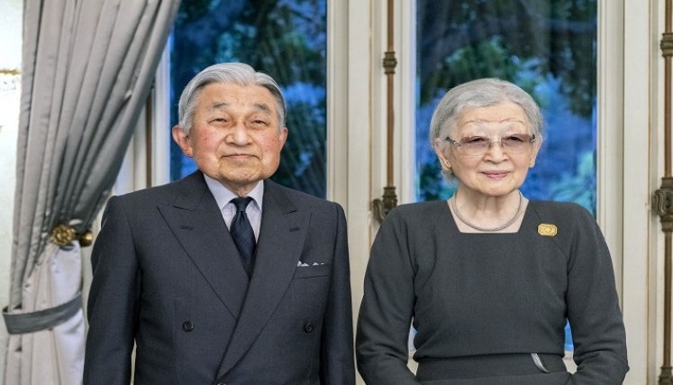 El exemperador Akihito (izq.) Y la exemperatriz Michiko./ AFP